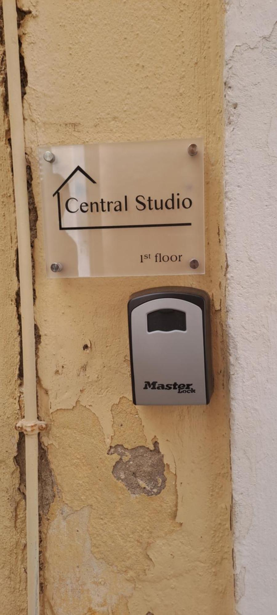 Central Studio Apartment *